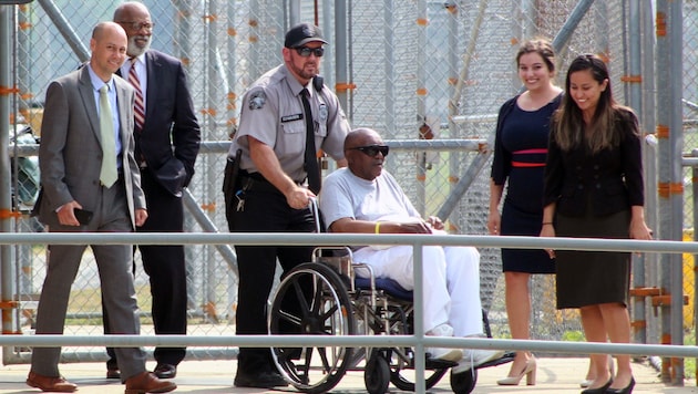 Charles Ray Finch (im Rollstuhl) wurde nach 43 Jahren aus der Haft entlassen. (Bild: AP)