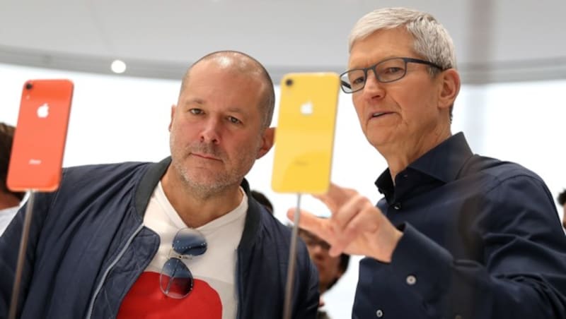 Jony Ive und Apple-Chef Tim Cook (rechts) (Bild: AFP)