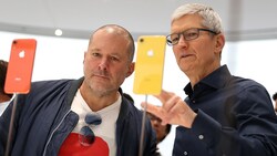 Jony Ive und Apple-Chef Tim Cook (rechts) (Bild: AFP)
