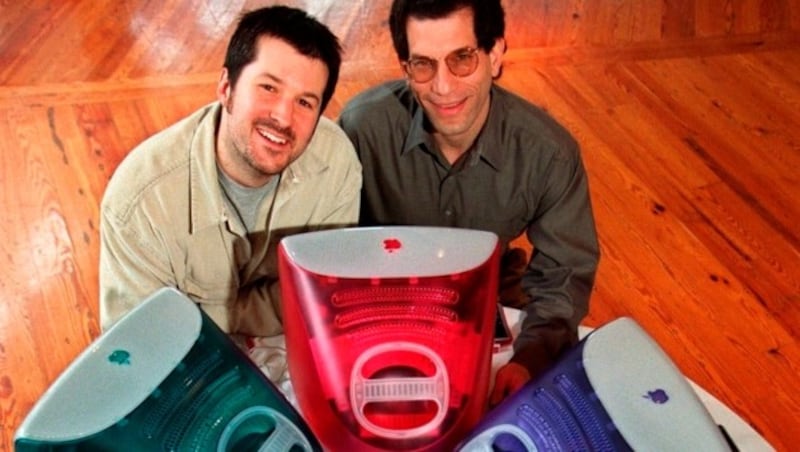 Jony Ive (links) im Jahr 1999 mit dem neuen iMac und dem verantwortlichen Entwickler, Jon Rubinstein (Bild: AP)