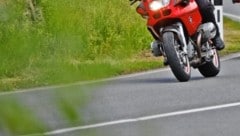 Mit Beginn der warmen Jahreszeit sind vermehrt auch wieder Biker auf den Straßen unterwegs, einer ist nun besonders gefährlich gerast. (Bild: Christof Birbaumer)