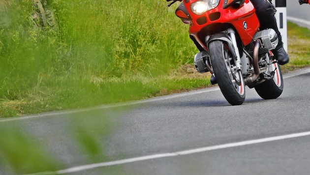 With the start of the warm season, bikers are increasingly back on the roads, and one of them was speeding in a particularly dangerous manner. (Bild: Christof Birbaumer)
