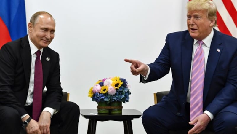 Trump und Putin verstanden sich gut, wie hier 2019 beim G20-Gipfel in Osaka. (Bild: APA/AFP/BRENDAN SMIALOWSKI)