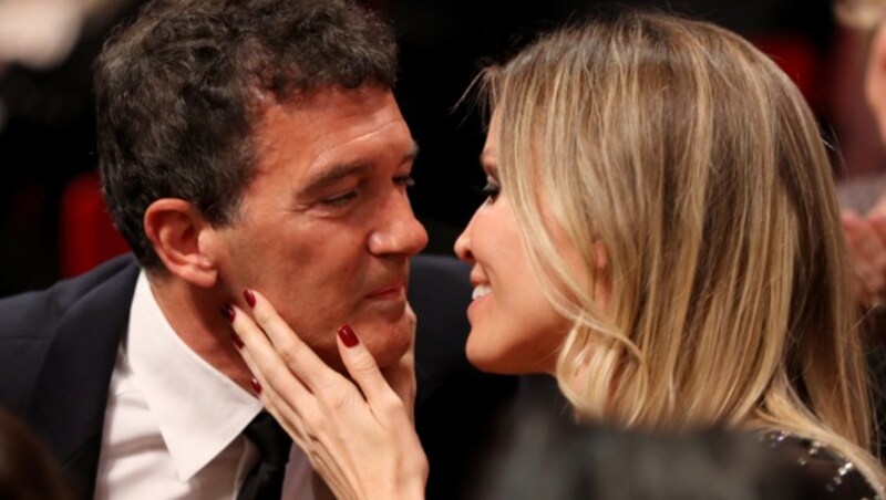 Antonio Banderas tauschte mit Freundin Nicole Kimpel verliebte Blicke - und Küsse. (Bild: AFP)