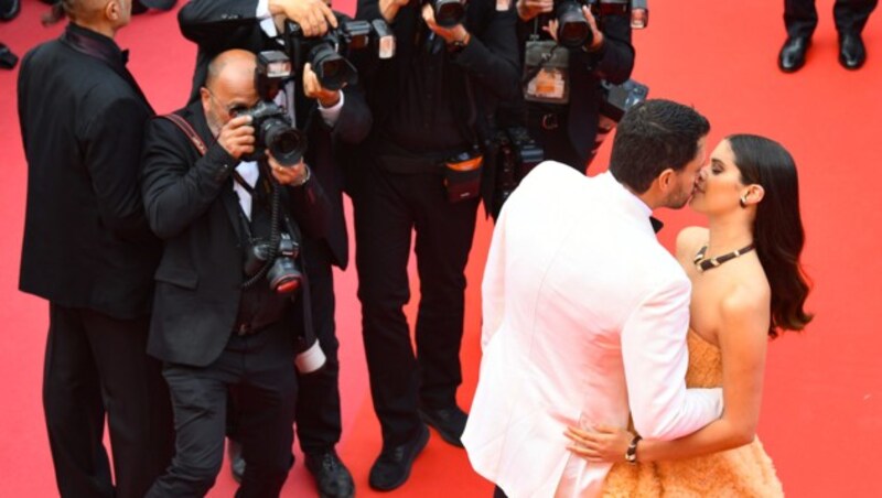 Sara Sampaio und ihr Freund Olivier Ripley turtelten an der Croisette, was das Zeug hielt. (Bild: AFP)