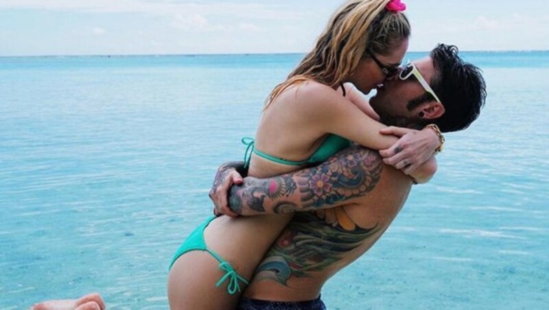 Ein perfekt inszenierter Kuss von Instagram-Star Chiara Ferragni und Ehemann Fedez (Bild: www.PPS.at)