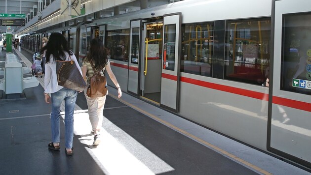 Auch U-Bahn (Symbolbild) und Busse darf die Wienerin mit ihrem E-Mobil nicht nutzen. (Bild: Tomschi Peter)