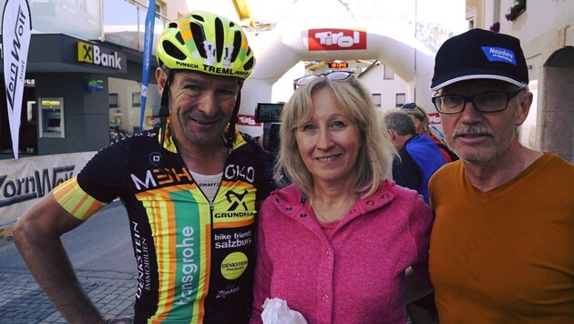 Pauli Lindner (li.) im Ziel mit Ehefrau Martina und Veranstalter Kurt Folie (Bild: Race across the Alps/Facebook)
