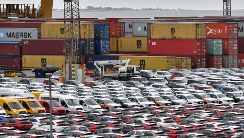 Container und Neuwagen im Güterterminal von Bremerhaven (Bild: AP)
