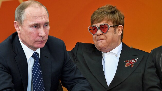 Russlands Präsident Wladimir Putin verteidigt sein Land gegen die Vorwürfe des britischen Sängers Elton John. (Bild: AP, APA/AFP/CHRISTOPHE SIMON, krone.at-Grafik)