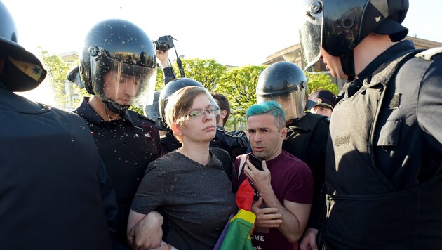 Verhaftete Aktivisten während einer Homosexuellen-Kundgebung in St. Petersburg (Bild: APA/AFP/Olga MALTSEVA)