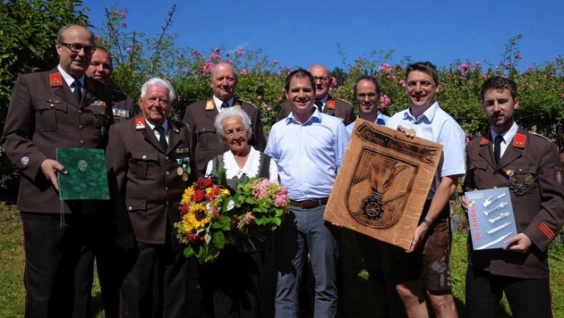 Der 95-jährige Martin Bauer (3. v. li.) wurde für seine Verdienste für die Feuerwehr von Michael Schickhofer geehrt. (Bild: Land Steiermark)