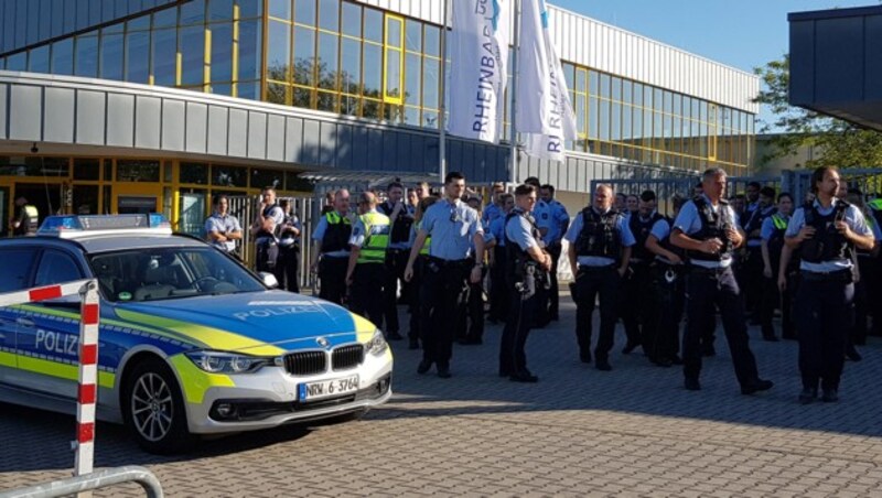 Polizisten vor dem Rheinbad (Bild: APA/dpa/Gerhard Berger)