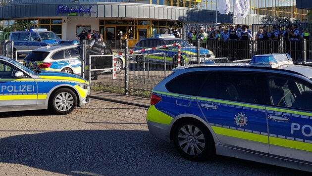 Zahlreiche Polizeifahrzeuge und Dutzende Polizisten vor dem Rheinbad (Bild: APA/dpa/Gerhard Berger)