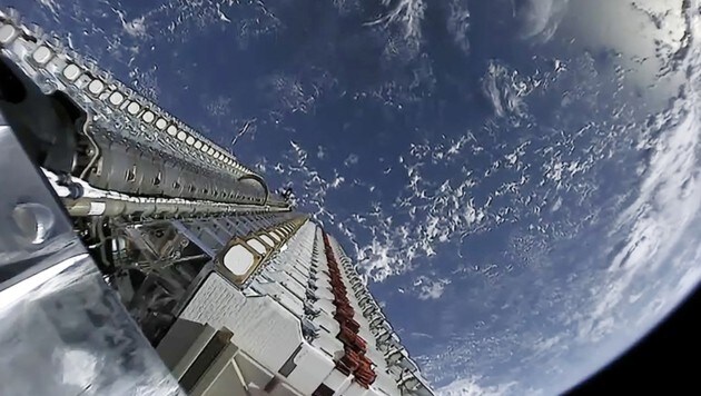 SpaceX bringt die kleinen und flachen Starlink-Satelliten stapelweise in den Orbit. Sie werden in 210 Kilometern Höhe ausgesetzt und steigen nach einem Funktionstest in einen höheren Orbit. (Bild: SpaceX)