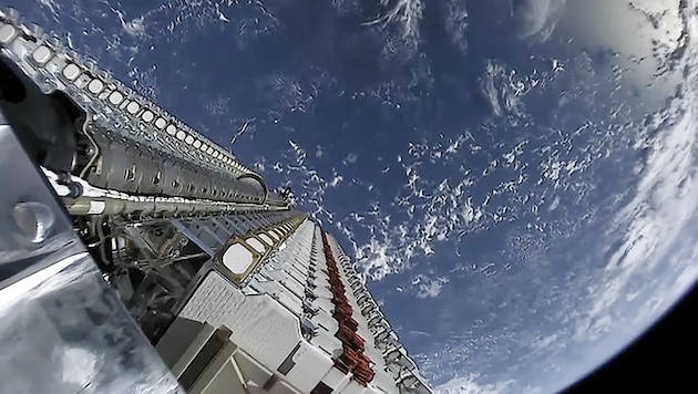 Starlink-Satelliten werden stapelweise in die Umlaufbahn gebracht. (Bild: SpaceX)