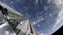 Ein Stapel Starlink-Satelliten vor der Freisetzung im Orbit (Bild: SpaceX)