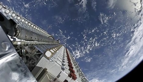 Archivbild: Eine SpaceX-Rakete setzt einen Stapel Starlink-Satelliten für den Internetempfang ...