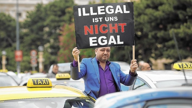 Taxlerprotest in Wien. Mittlerweile gibt es weltweit Demos gegen Uber. (Bild: Peter Tomschi)