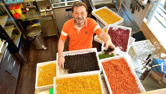 Al dente! Haubenkoch Didi Dorner macht frische Pasta. (Bild: Richard Heintz)