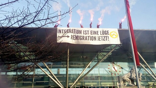 Identitären-Demo im März 2017 auf dem Dach des Linzer Hauptbahnhofs (Bild: Kornen Zeitung)