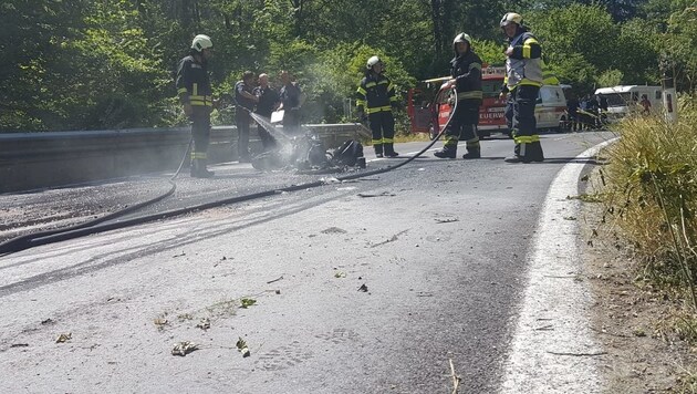 Einsatzkräfte der Feuerwehren Mitterweißenbach und Bad Ischl löschten das brennende Motorrad. (Bild: FF Bad Ischl)