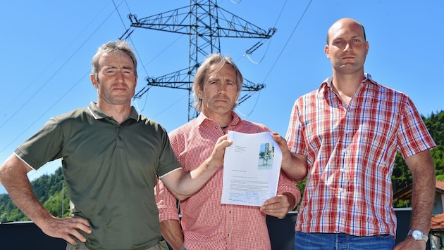 Bauern Martin Weißenbacher, Alois Walkner und Christoph Karl mit dem Brief an den Landeshauptmann Wilfried Haslauer (Bild: Wolfgang Weber)