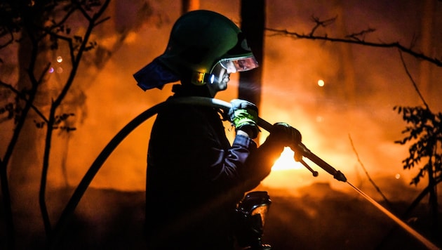 Freiwillige Feuerwehren werden in Zukunft neu organisiert ins Ausland geschickt. (Bild: APA/dpa/Julian Stähle (Symbolbild))