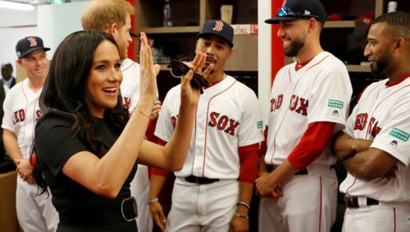 Herzogin Meghan traf die Spieler der Boston Red Socks. (Bild: AP)