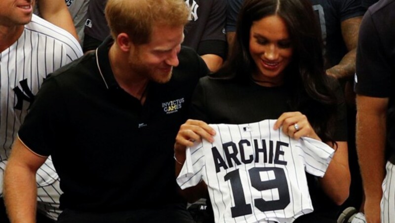 Die New York Yankees schenkten den Sussexes ein Trikot für Baby Archie. (Bild: AFP )
