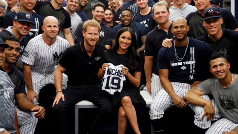 Prinz Harry und Herzogin Meghan mit dem Team der New York Yankees (Bild: WPA Rota)