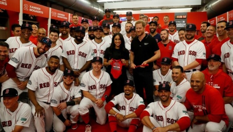 Herzogin Meghan und Prinz Harry mit dem Team der Boston Red Socks (Bild: AFP)