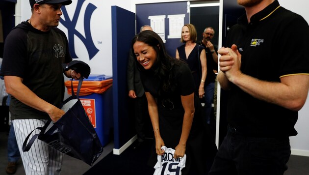Herzogin Meghan zeigte sich beim Baseball gut gelaunt - nicht zuletzt, weil sie für Baby Archie süße Geschenke bekam. (Bild: AFP)