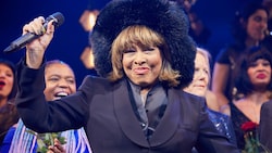 Tina Turner nach der Deutschland-Premiere des Musicals „Das Tina Turner Musical“ (Bild: APA/dpa/Georg Wendt)
