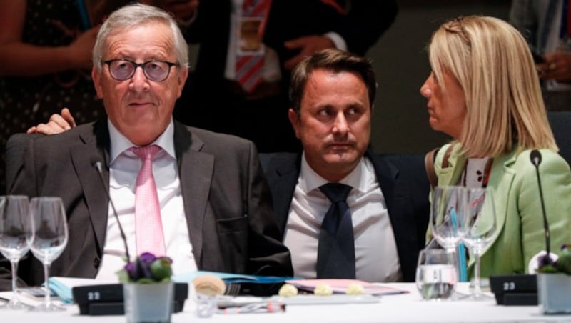 Müde Gesichter beim Sondergipfel in Brüssel, bei dem heftig um die Nachfolge von EU-Kommissionspräsident Jean-Claude Juncker gerungen wird (Bild: AP)