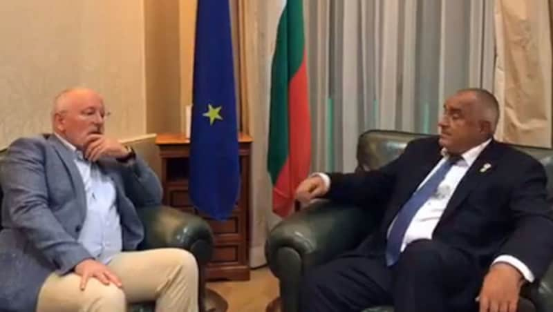 Bulgariens Ministerpräsident Bojko Borissow informiert in diesem Video den sozialdemokratischen Spitzenkandidaten Frans Timmermans, dass eine Kompromisslösung ihn als Kommissionspräsidenten vorsehe. (Bild: facebook.com)