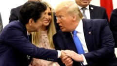 Japans Primier Shinzo Abe, Ivanka Trump und ihr Vater Donald (Bild: AFP)