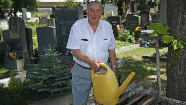 Bei der Grabpflege wurde Adolf W. Opfer von Dieben. (Bild: Peter Tomschi )