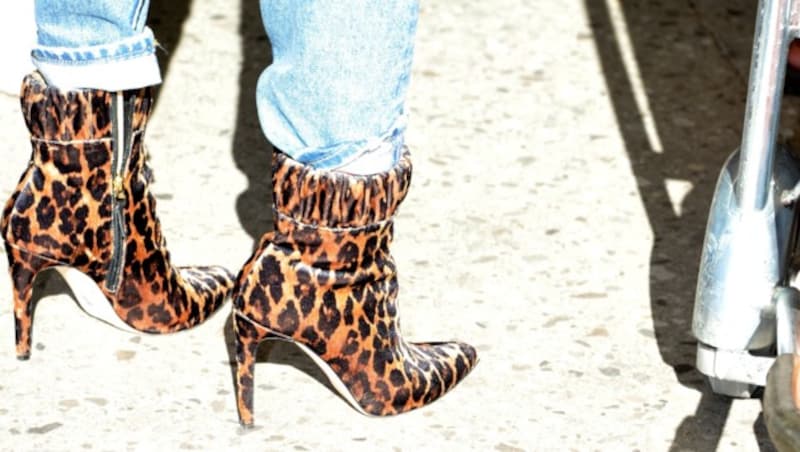 Amber Heard trägt am Airport Stiletto-Boots mit Leoparden-Print (Bild: www.PPS.at)