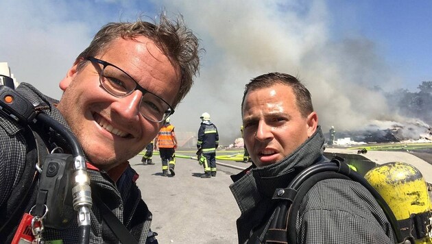 Die Helden: Zugskommandant Lukas Pavitsich und Gruppenkommandant Andreas Wirth retteten ihren Kameraden vor dem sicheren Tod durch giftige Rauchgase. (Bild: FF Steinbrunn)