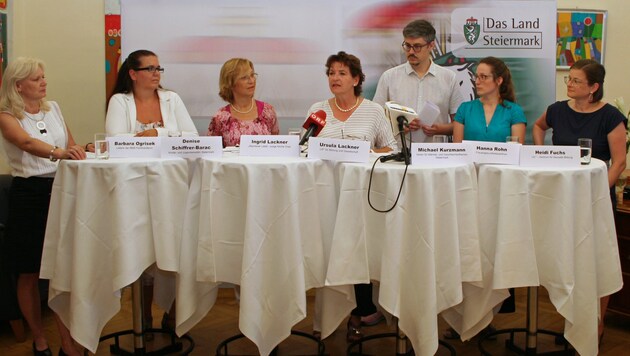 Ursula Lackner und steirische Experten sind für externe Sexualpädagogik an den Schulen (Bild: Land Steiermark)