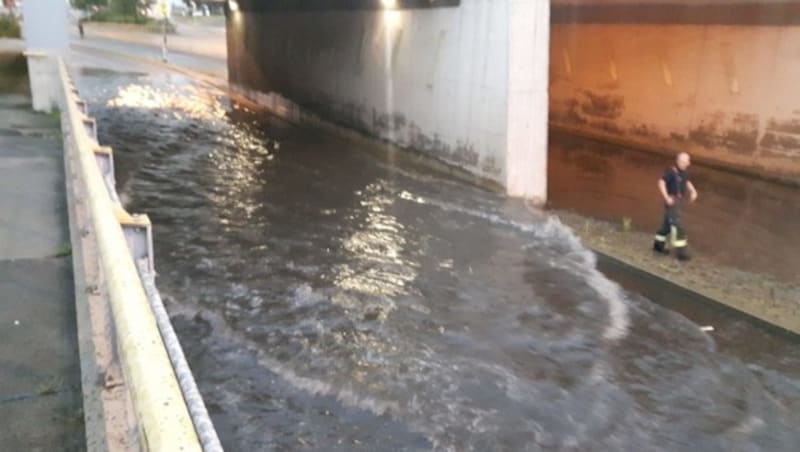 In der der Unterführung Siemensstraße stand das Wasser. (Bild: Martin Sicker)