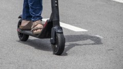 Das Opfer war mit einem E-Scooter unterwegs (Symbolbild). (Bild: ©Susan Vineyard - stock.adobe.com)