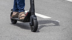 Das Opfer war mit einem E-Scooter unterwegs (Symbolbild). (Bild: ©Susan Vineyard - stock.adobe.com)