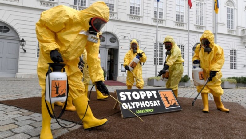 Eine Aktion der Umweltorganisation Greenpeace mit dem Titel „Glyphosat-Verbot JETZT“ (Bild: APA/ROLAND SCHLAGER)