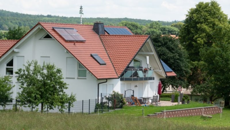 Auf der Terrasse seines Wohnhauses wurde Walter Lübcke erschossen. (Bild: APA/dpa/Swen Pförtner)