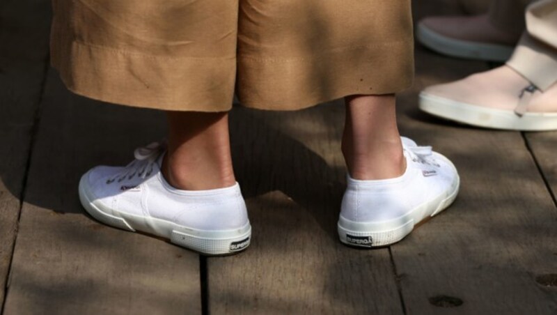 Bequeme Stoffsneaker statt High Heels: Herzogin Kate mal ganz leger (Bild: AFP )