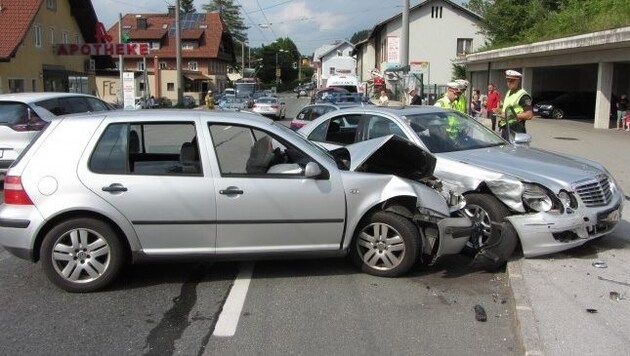 Nach dem Unfall hatten beide Wagen nur mehr Schrottwert. (Bild: FF Hallwang)