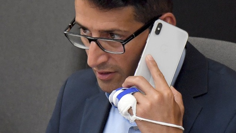 Efgani Dönmez mit verbundenem Finger bei der Sitzung des Nationalrats am 2. Juli 2019 (Bild: APA/Roland Schlager)