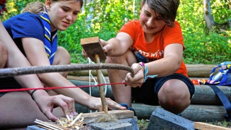 Die jungen Pfadfinder lernen auch, wie man ein Feuer entfacht (Bild: Wallner Hannes/Kronenzeitung)